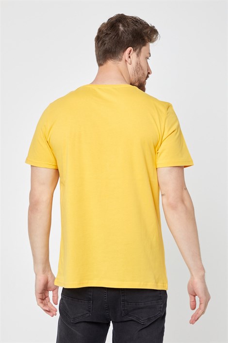 COMEOR Erkek Sarı Önü Baskılı Kısa Kollu Bisiklet Yaka Basic Slim Fit T-shirt